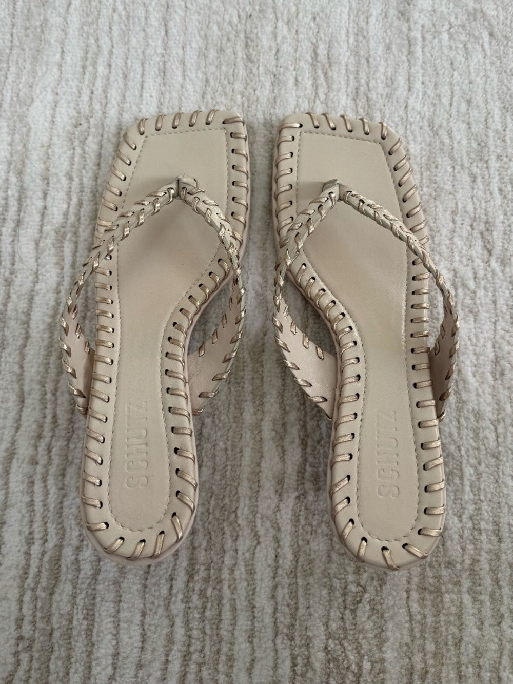 SCHUTZ / NAYRA LEATHER THONG SANDAL